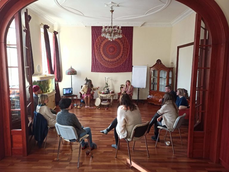 hellingera grupa ludzi w kole