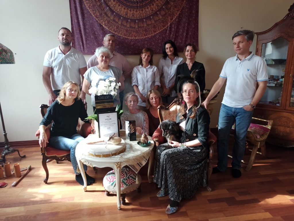 hellingera grupa ludzi w kole