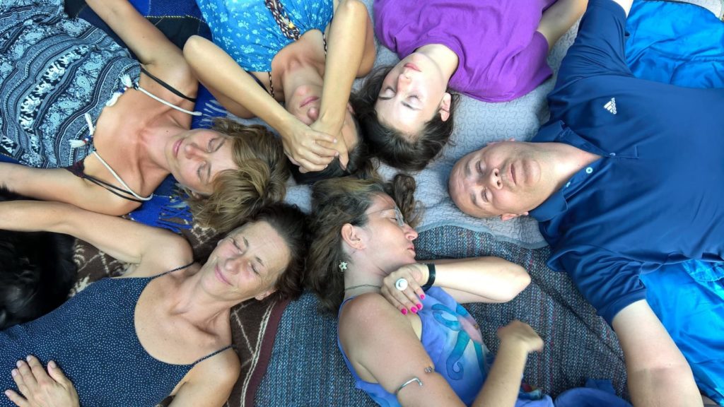 ludzie leżący w kole